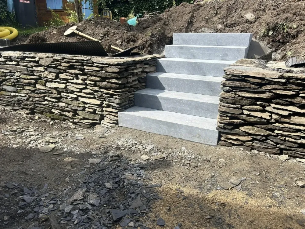 Escalier muret pierre